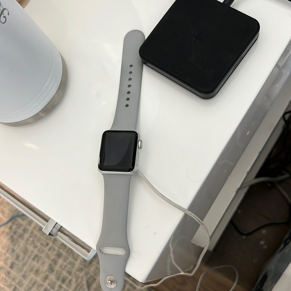 Apple Watch Series 3 - 38 mm- aluminum case